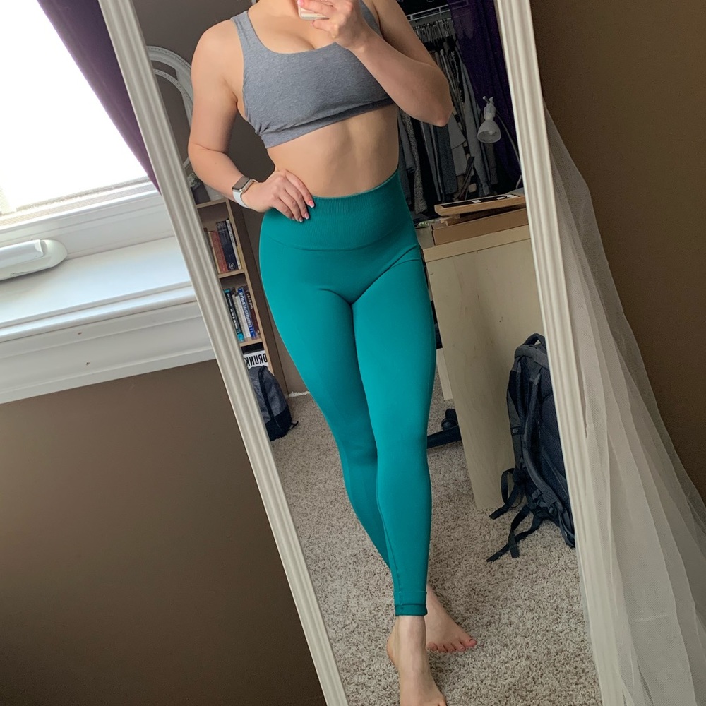 Green Lululemon compression leggings